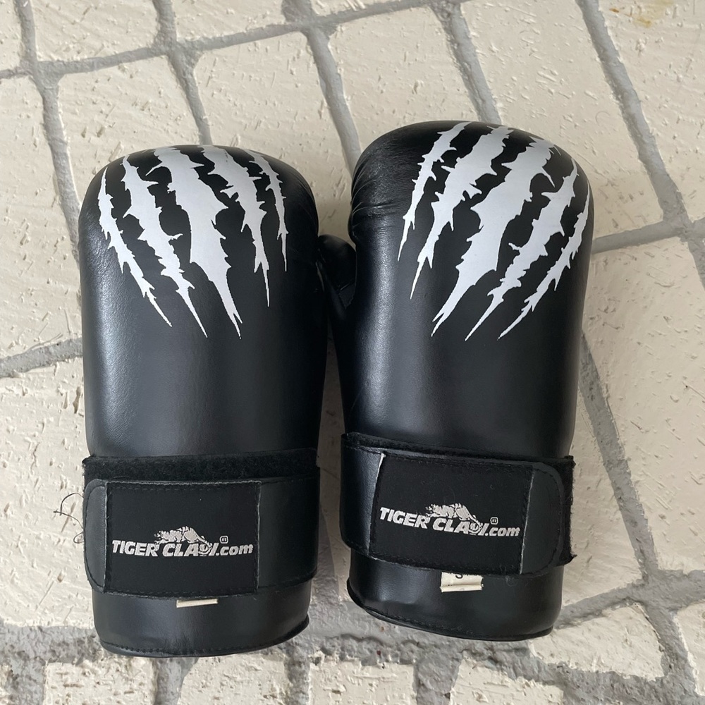 tiger claw gloves used size small